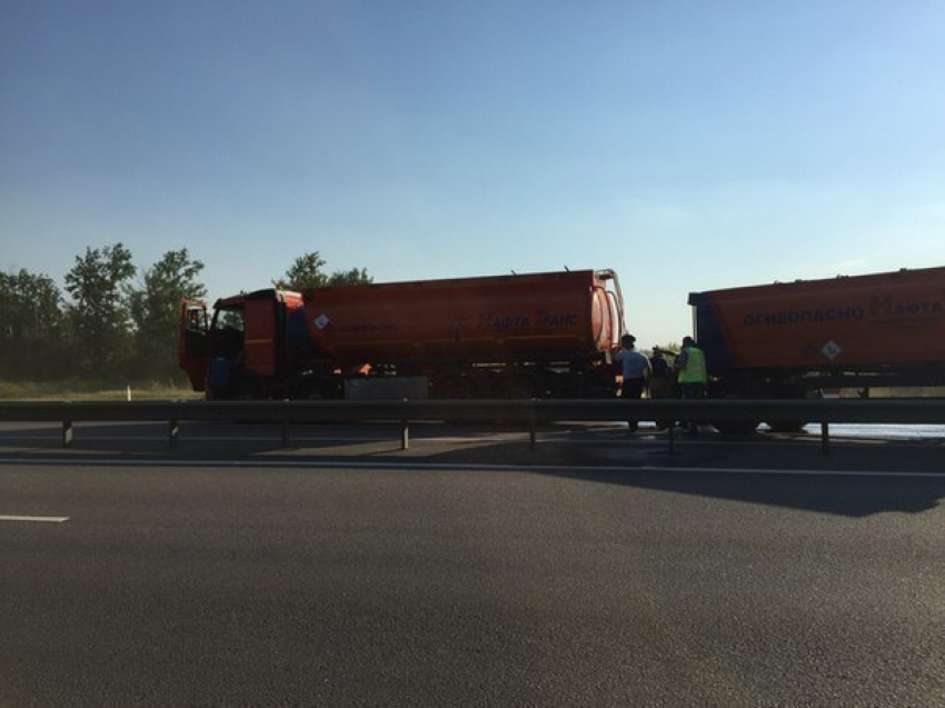 Под Воронежем образовалась 5-километровая пробка из-за опасной аварии с бензовозом