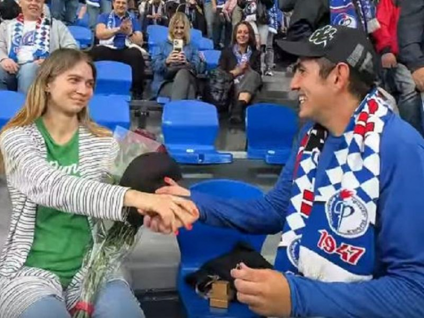 Воронежец позвал девушку замуж на стадионе во время матча «Факела» и «Краснодара»
