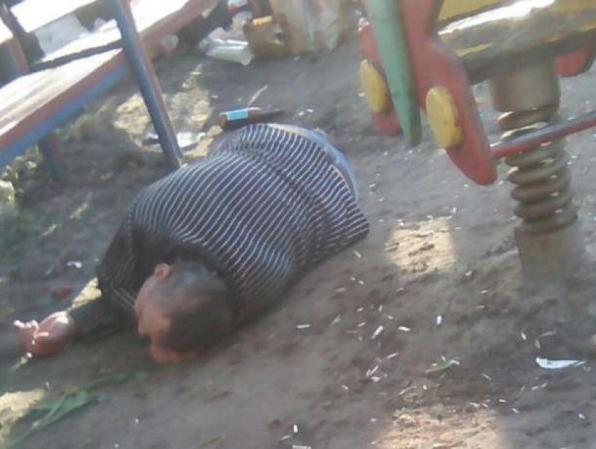 Алкаши выжили малышей с детской площадки в Воронеже