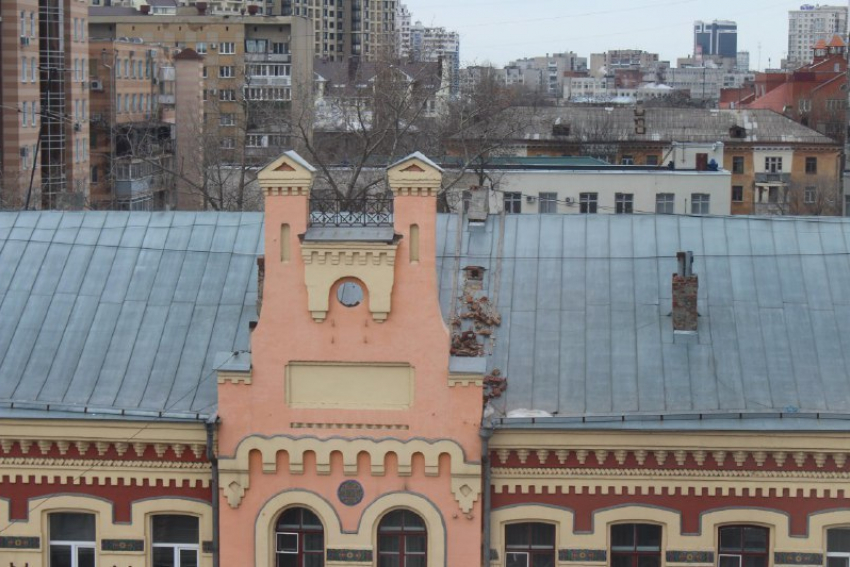 Воронежцев шокировала угрожающая куча кирпичей на крыше исторического дома
