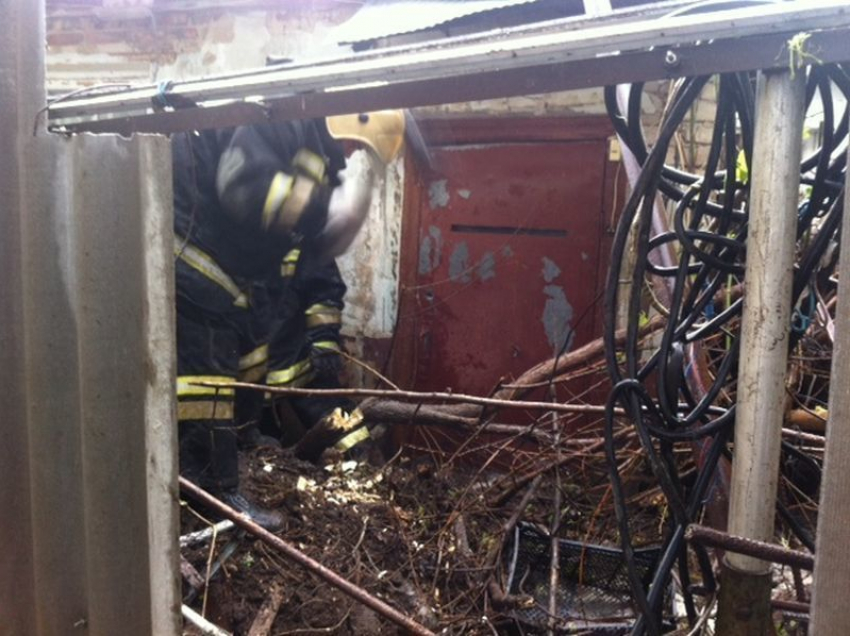 Из-за ночного дождя в очередной раз пострадали жители дома в центре Воронежа