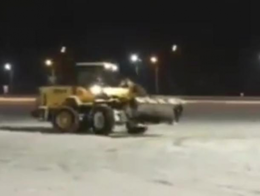В Воронеже дрифт снегоуборочного трактора сняли на видео