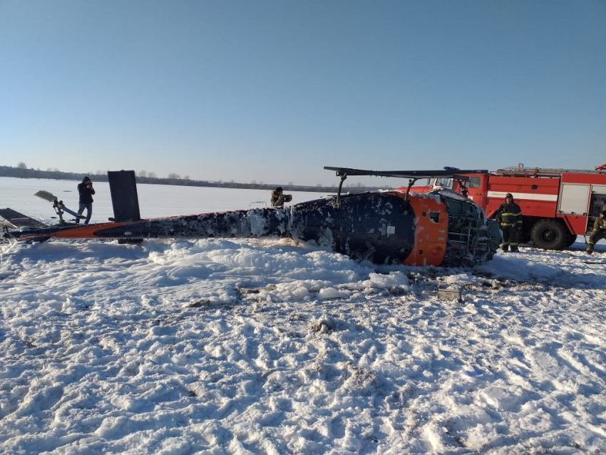 Опубликованы фото с места крушения частного вертолета под Воронежем 