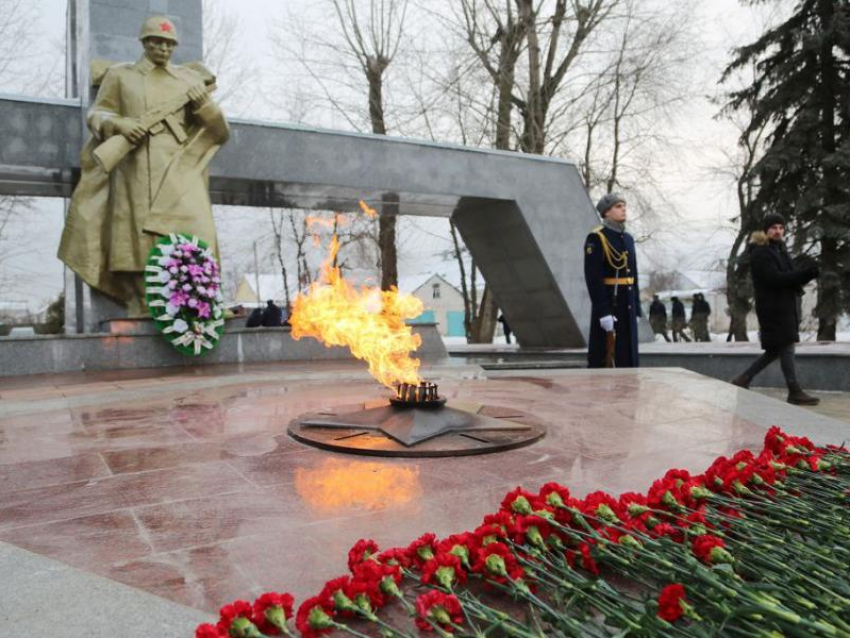 Вечный огонь вновь загорелся на братской могиле №10 в Воронеже