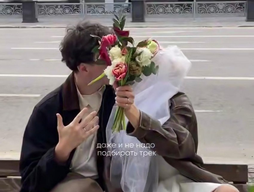 Свадебную прогулку под вой сирен во время тревоги сняли на видео в Воронеже