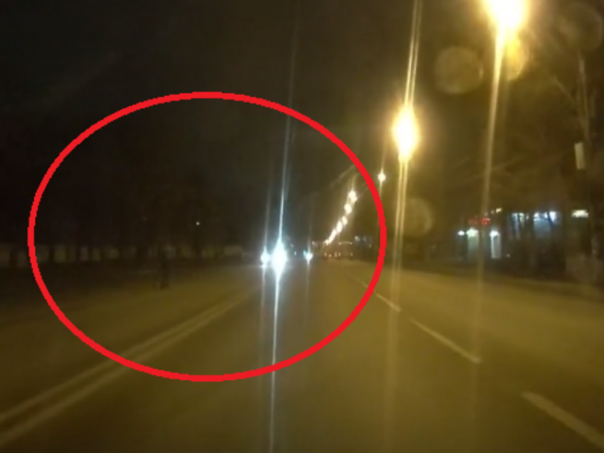 Проблему всех автомобилистов в темноте сняли в Воронеже
