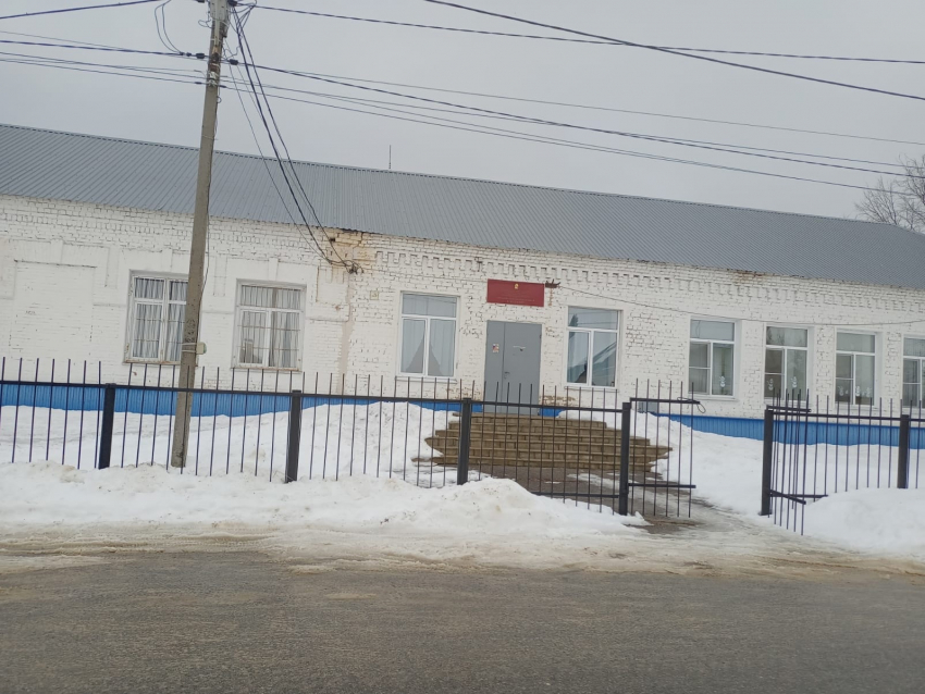 Топят углём, везде плесень: чиновников пригласили в школу с экстремальными условиями в Воронеже