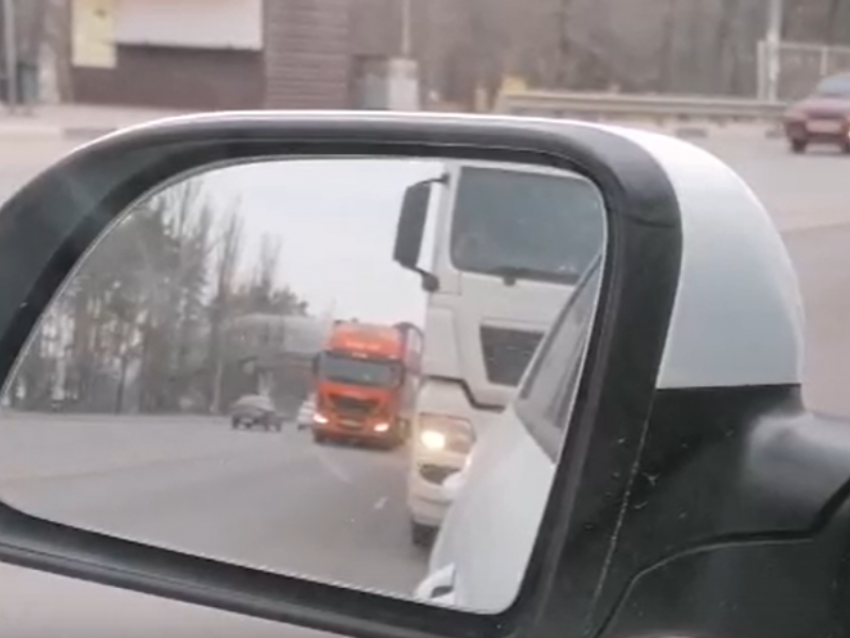 Любезный поступок дальнобойщика сняли на видео в Воронеже 