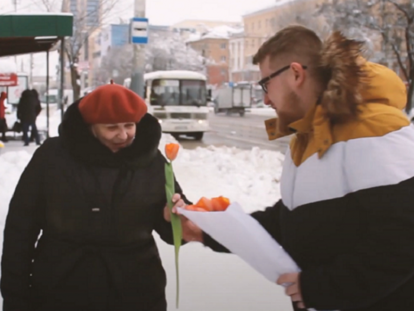 «Блокнот» поздравил милых дам с 8 Марта на улицах Воронежа