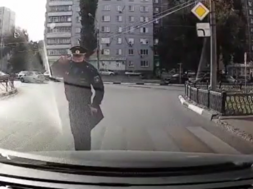 Военный приструнил гонщика бранным жестом на переходе в Воронеже 
