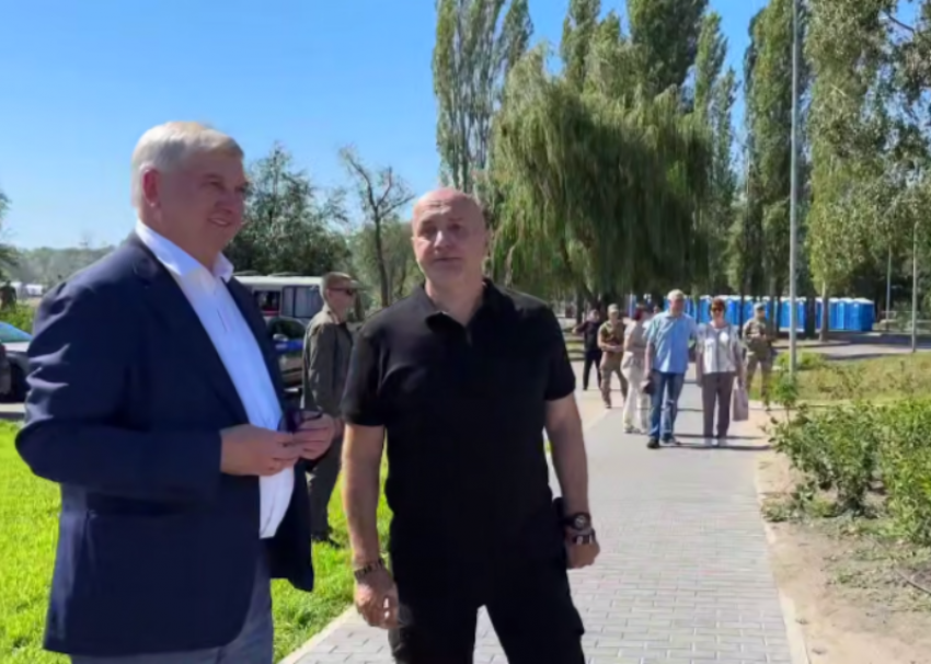 Воронежский губернатор прогулялся по «Русскому лету» вместе с Захаром Прилепиным