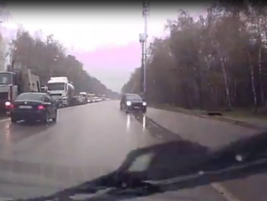 Несущуюся в лоб BMW сняли на видео в Воронеже 
