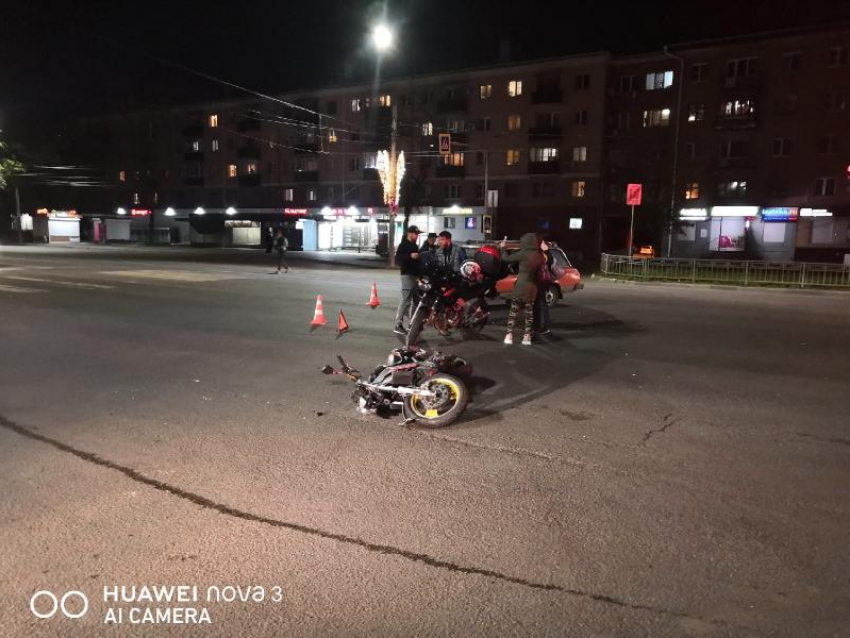 Мотоцикл влетел в ВАЗ: последствия аварии с двумя пострадавшими показали в Воронеже 