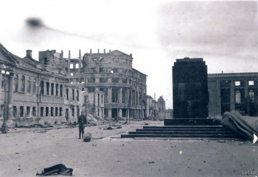 Площадь Ленина с разбитым памятником показали воронежцам