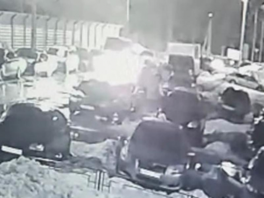"Расцарапала все авто", – неадекватный поступок женщины попал на видео в Воронеже
