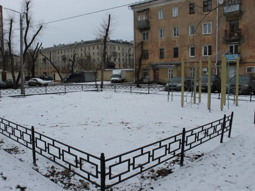 Двор, из-за которого влетело подрядчику, показали на фото в Воронеже