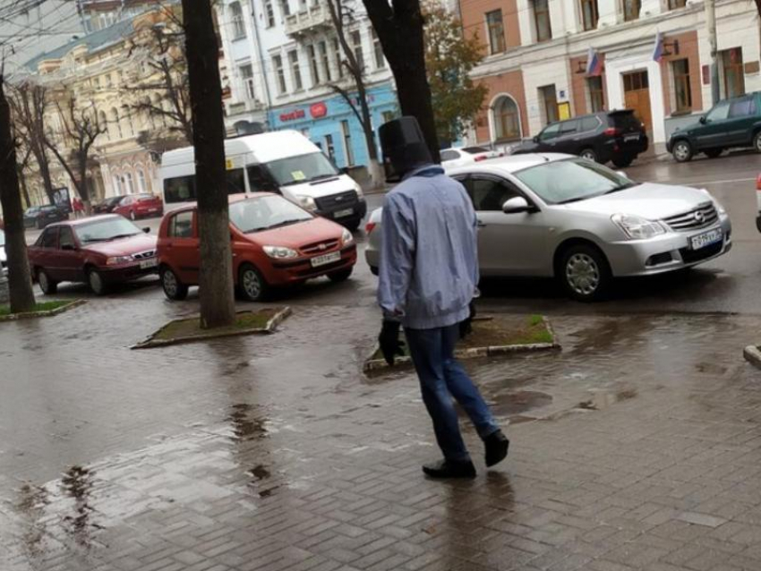 Человек-ведро бросил вызов мерзкому осеннему дождю в Воронеже  