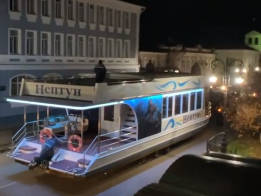 «Плывущий» по городским улицам катер показали в Воронежской области 