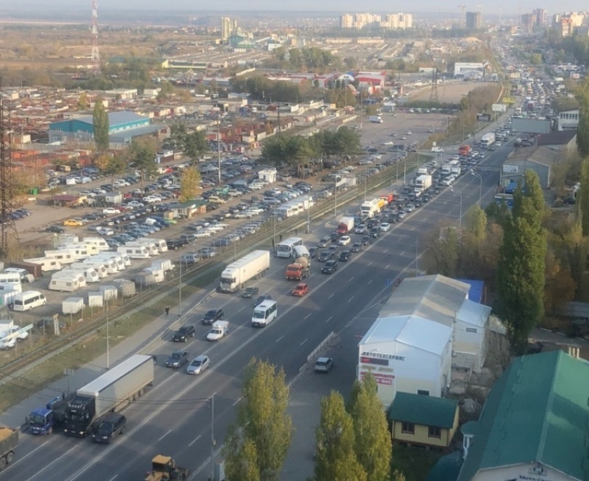 В мертвой пробке встала окружная в Воронеже 