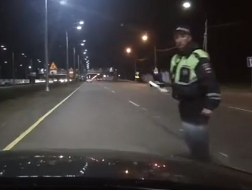 Бросающийся на машины полицейский попал на видео в Воронеже