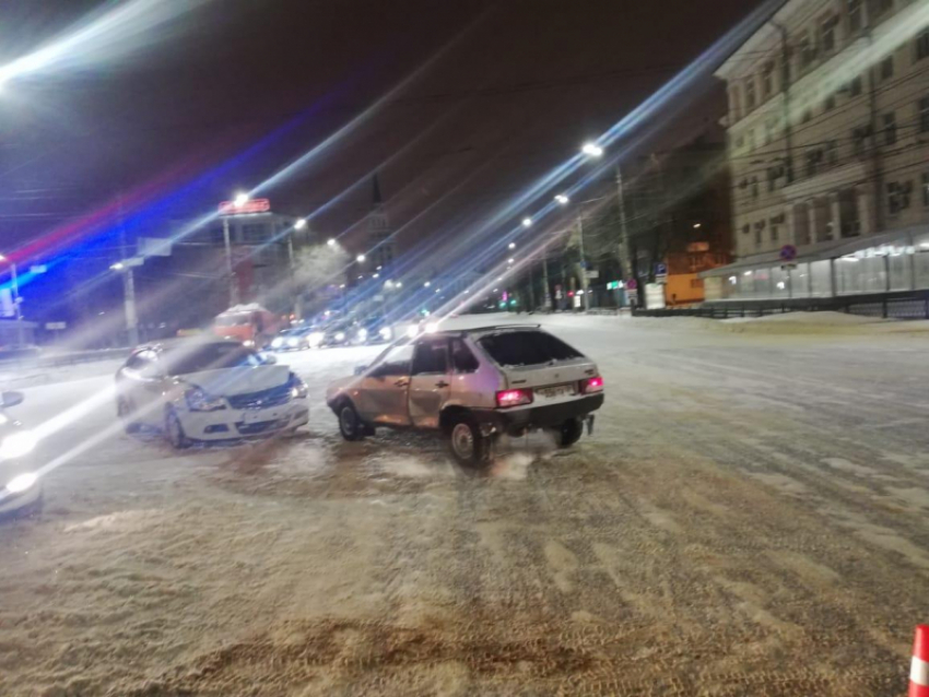Двое мужчин пострадали в ДТП с такси в центре Воронежа