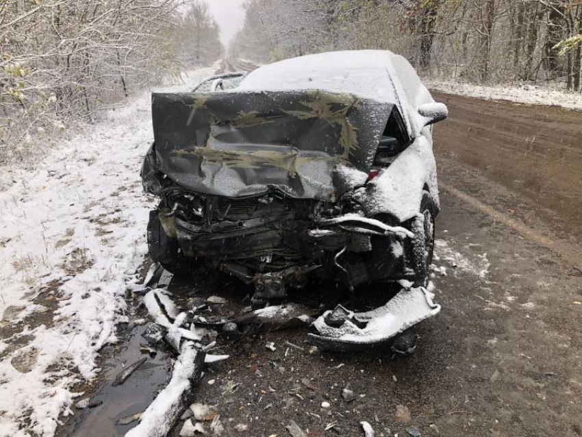 Снегопад спровоцировал лобовое ДТП с пятью пострадавшими в Воронеже  