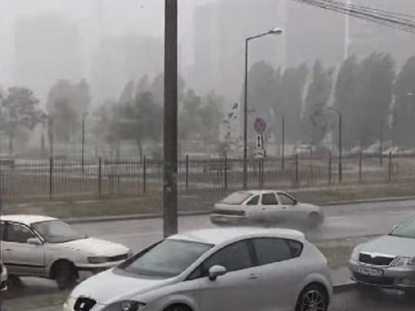 Грядёт буря: сильный дождь с градом сняли на видео в Воронеже