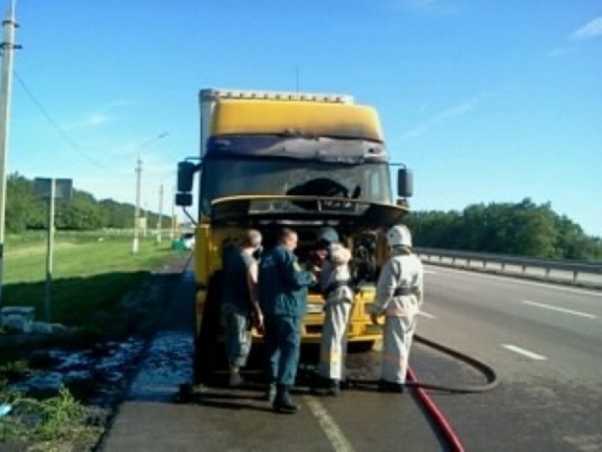 В Воронежской области на трассе М-4 «Дон» загорелся грузовик