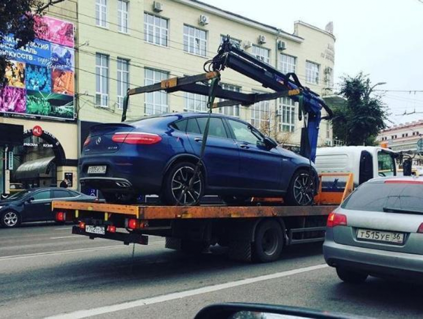 Воронежцы позлорадствовали над эвакуацией Mercedes за 5,5 млн рублей