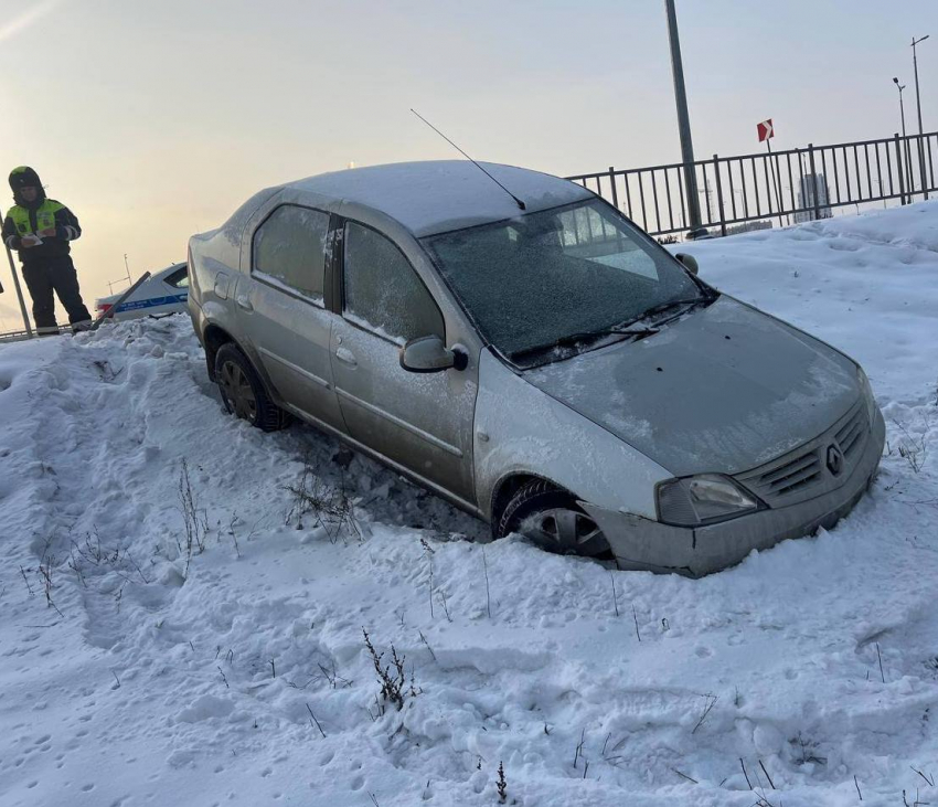 В снега слетел с дороги автомобиль вблизи Остружевского кольца в Воронеже