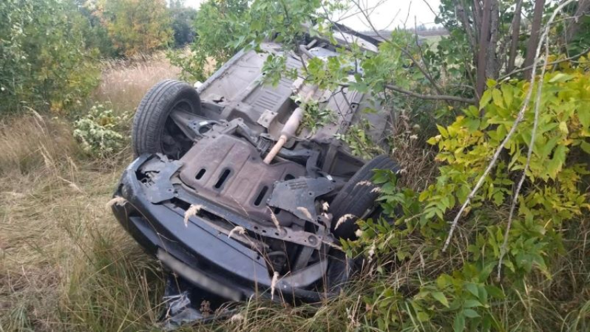 Поездка закончилась кюветом: водитель не справился с управлением в Воронежской области 