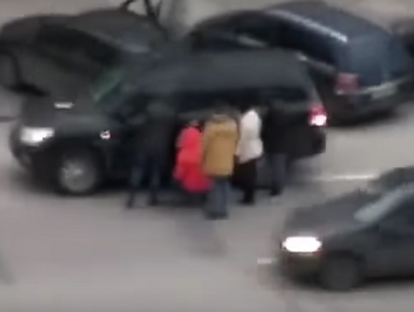 На видео попало, как воронежцы поймали вандалов, разрисовавших краской их автомобили