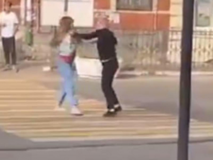 Драка женщин на пешеходном переходе переросла в двойное побоище и попала на видео в Россоши