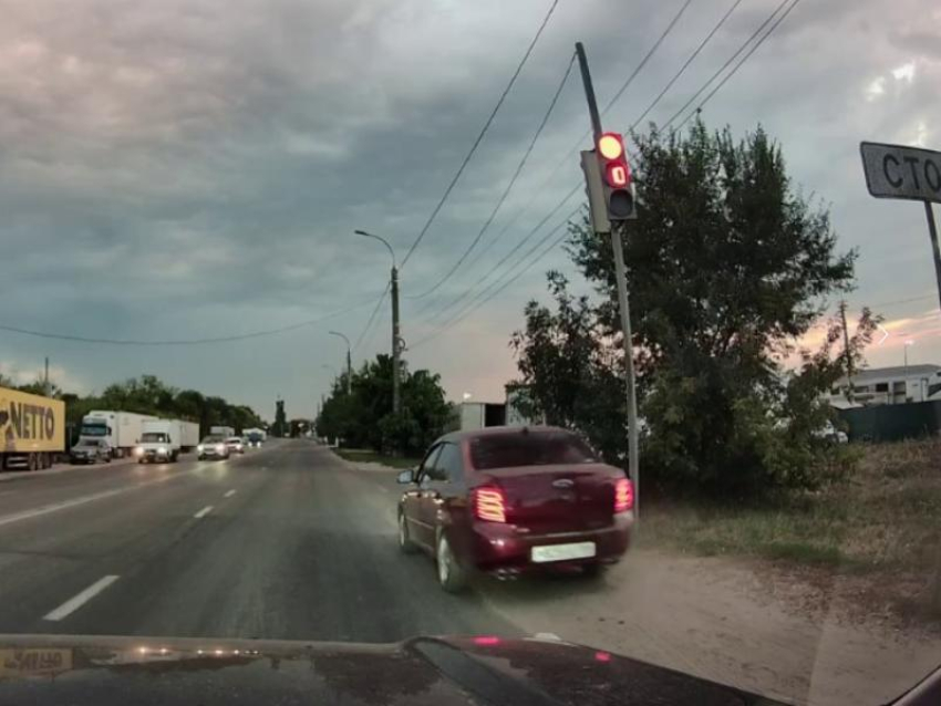 Царь дорог пролетел по обочине на красный и попал на видео в Воронеже