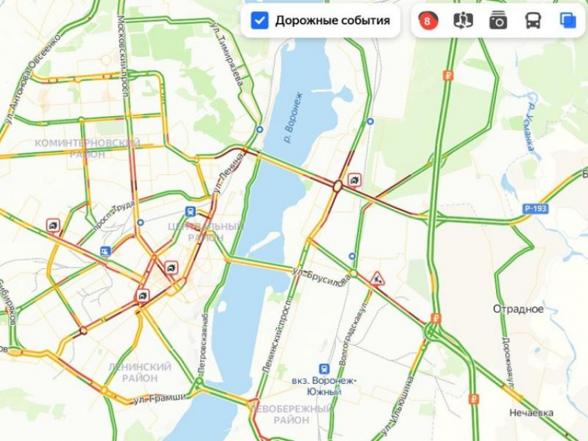 Мощный ливень спровоцировал 8-балльные пробки в Воронеже 