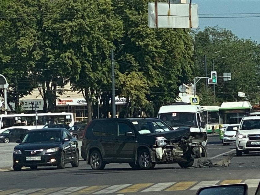 Внедорожник размотало на площади Ленина в Воронеже 