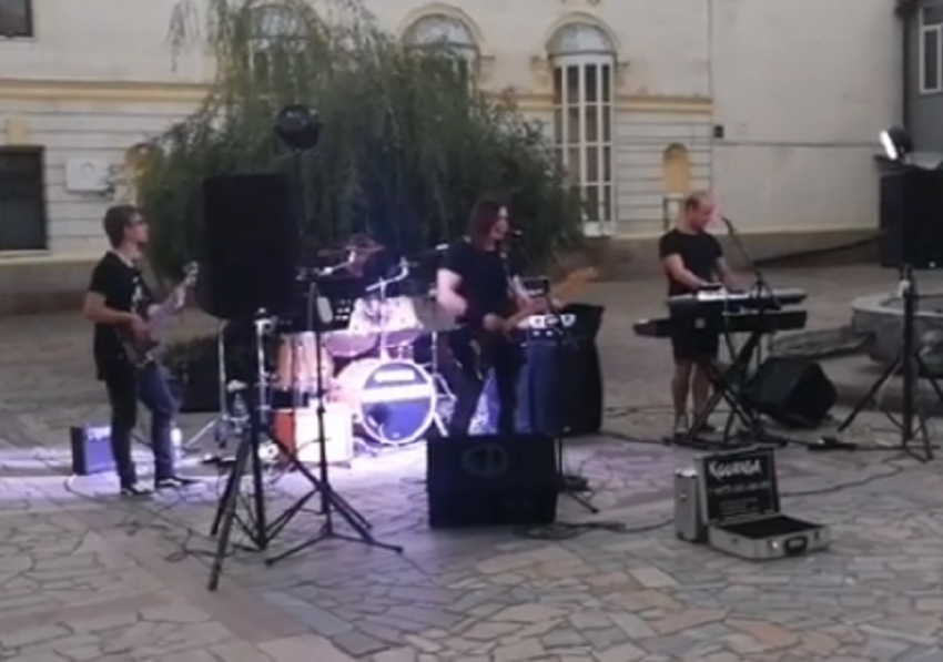 Утоление концертного голодания песнями «Океан Эльзы» попало на видео