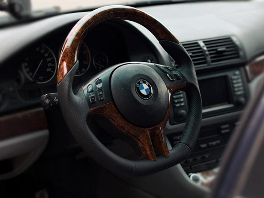 Пассажир кинул воронежского бомбилу на новенькую BMW