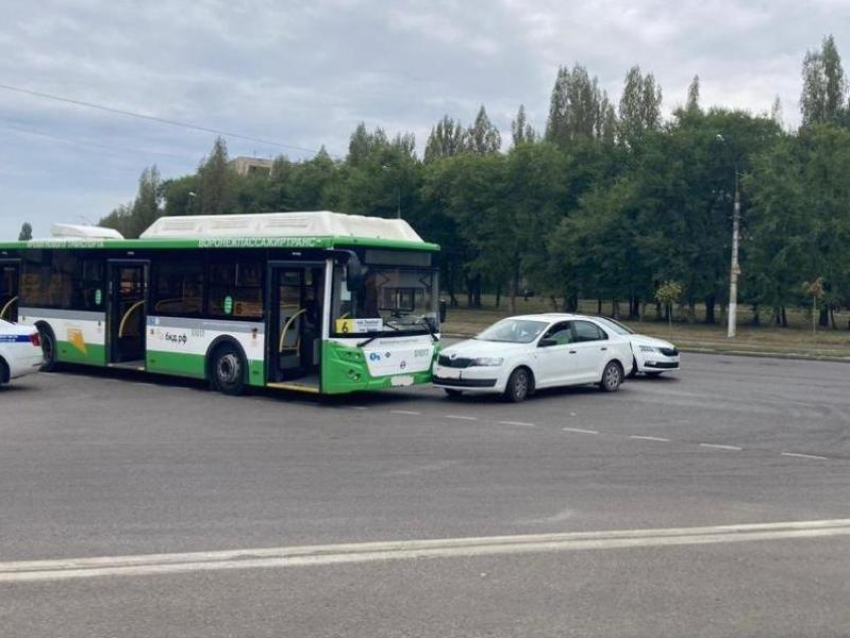 Врезался в автобус с пассажирами: полиция проводит проверку после маневра Rapid в Воронеже 