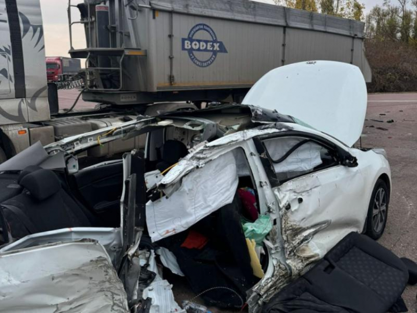 Три человека пострадали в массовом ДТП с грузовиком под Воронежем 