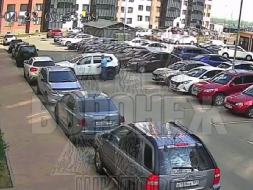 Машина без водителя пошла на таран в Воронеже – опубликовано видео 