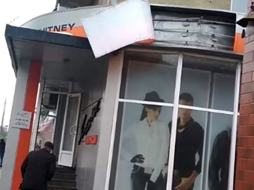 Опасно развевающуюся вывеску магазина сняли на видео в Воронеже