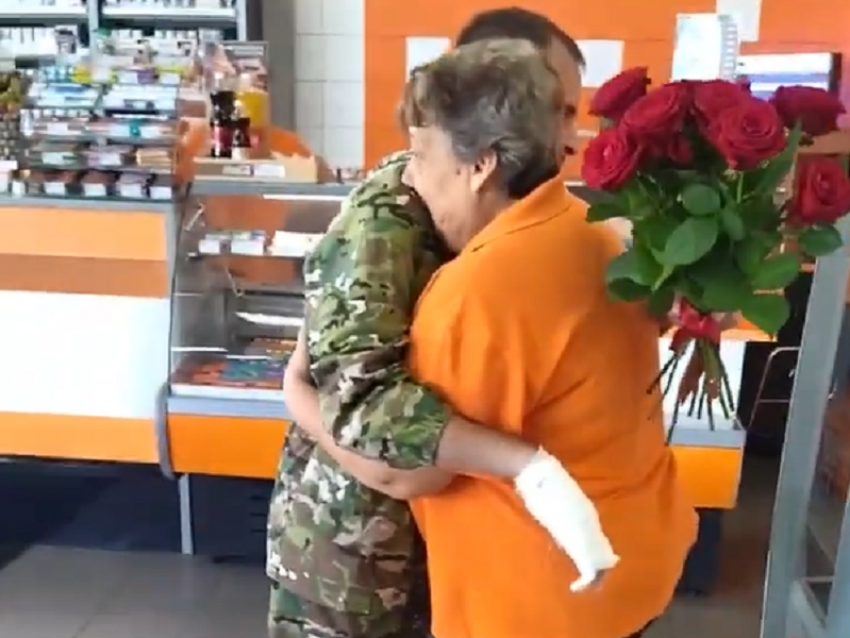 Тяжелораненый боец вернулся с медалью «За отвагу» и сделал трогательный сюрприз маме в Воронеже