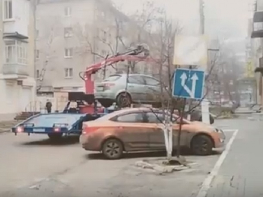 В Воронеже сняли, как эвакуатор переставил неправильно припаркованный автомобиль 