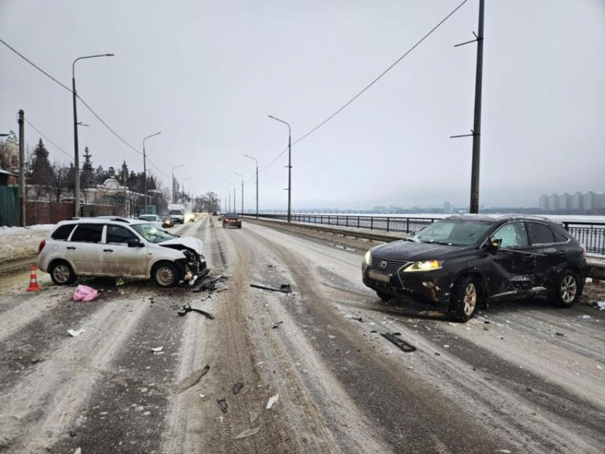 Две девушки пострадали в ДТП с Lexus на набережной Массалитинова в Воронеже