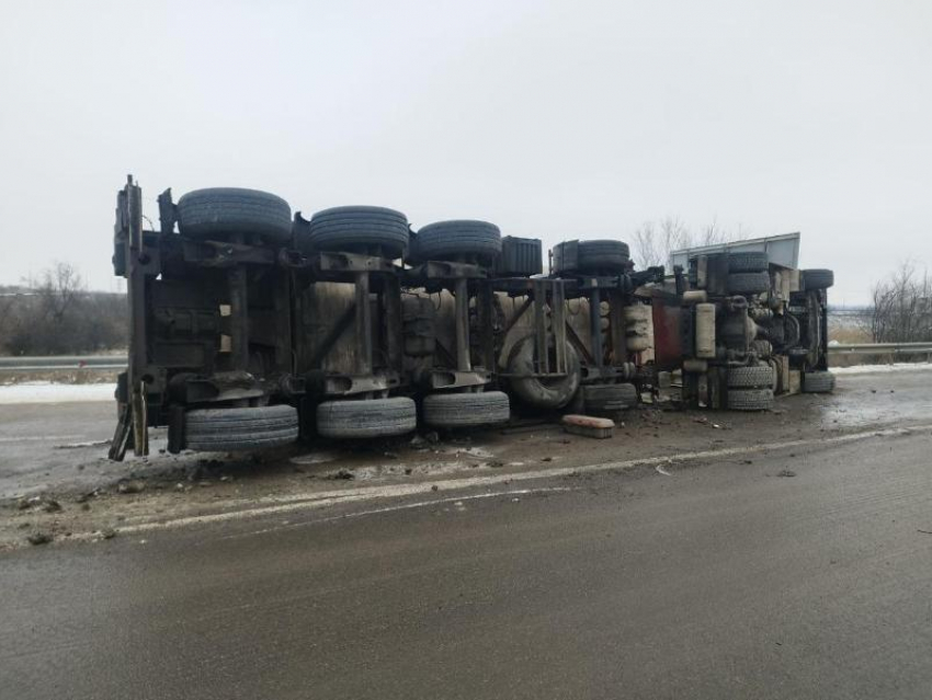 Фура дальнобойщика перевернулась на платном участке М-4 «Дон» – опубликовано фото