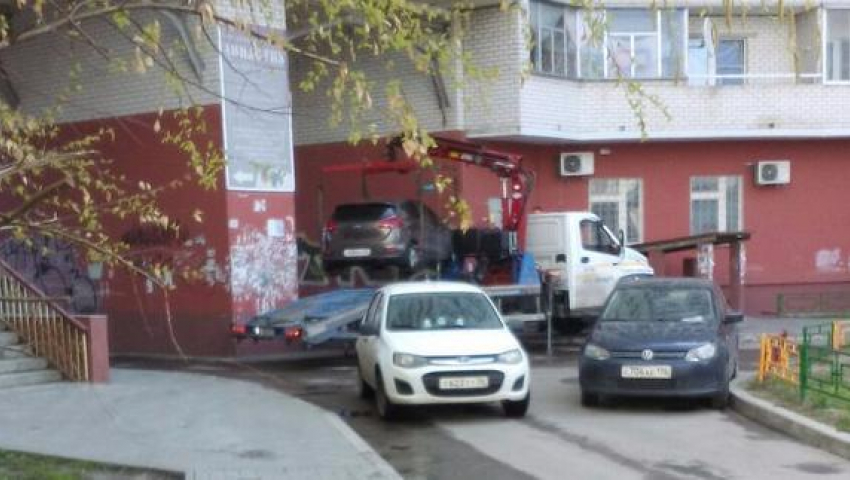 Эвакуаторы, забирающие припаркованные авто у многоэтажек в Воронеже, возмутили горожан