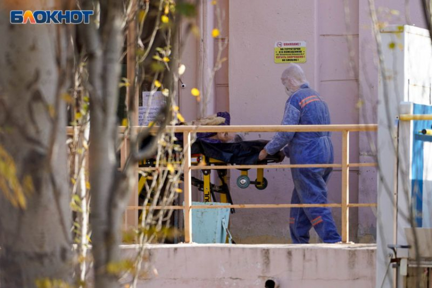 Пожилой воронежец, упавший на козырек подъезда, скончался в больнице