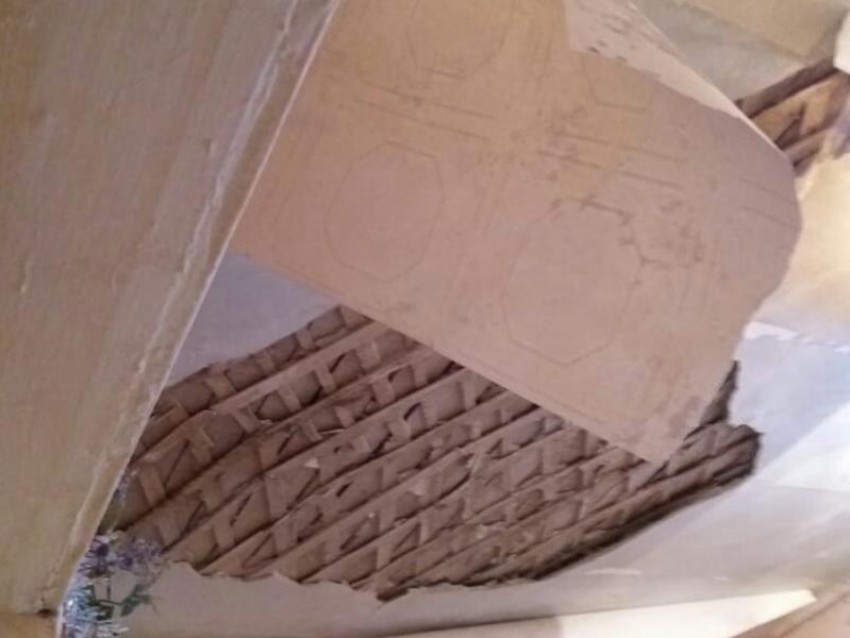 Страшные последствия обрушения потолка в общежитии показали в Воронеже