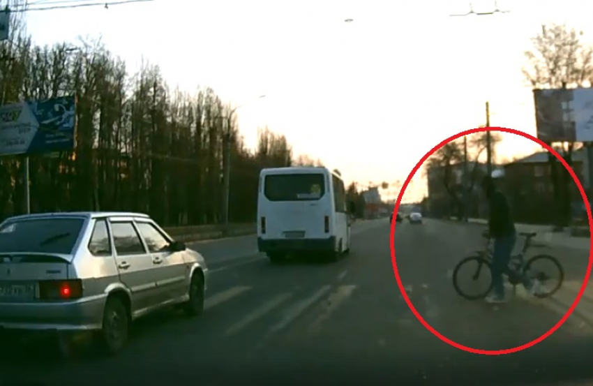 Циничное отношение к велосипедисту-пешеходу сняли в Воронеже 